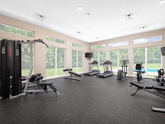5th image of 4001 Crown Dr #4001