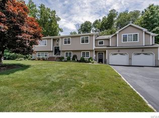 11 Annette Ln, Airmont, NY 10901