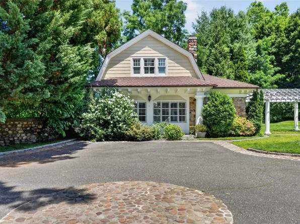 1058 Plandome Rd, Manhasset, NY 11030