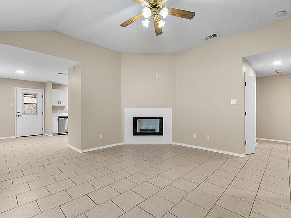 4th image of 1035 N Ravinia Dr