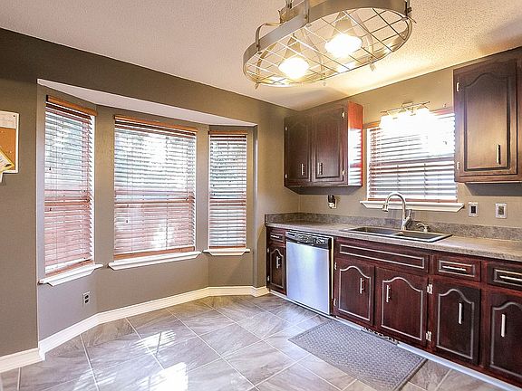 4th image of 1110 Merritt Lewis Ln