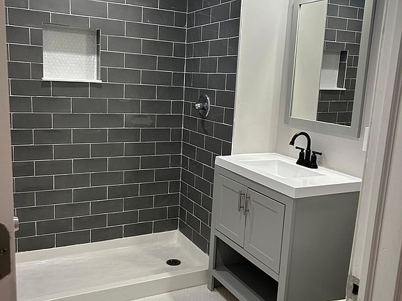 3rd image of 134 Oxford Ave #1