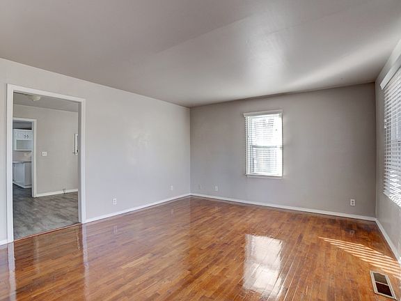 3rd image of 200 W 44th St