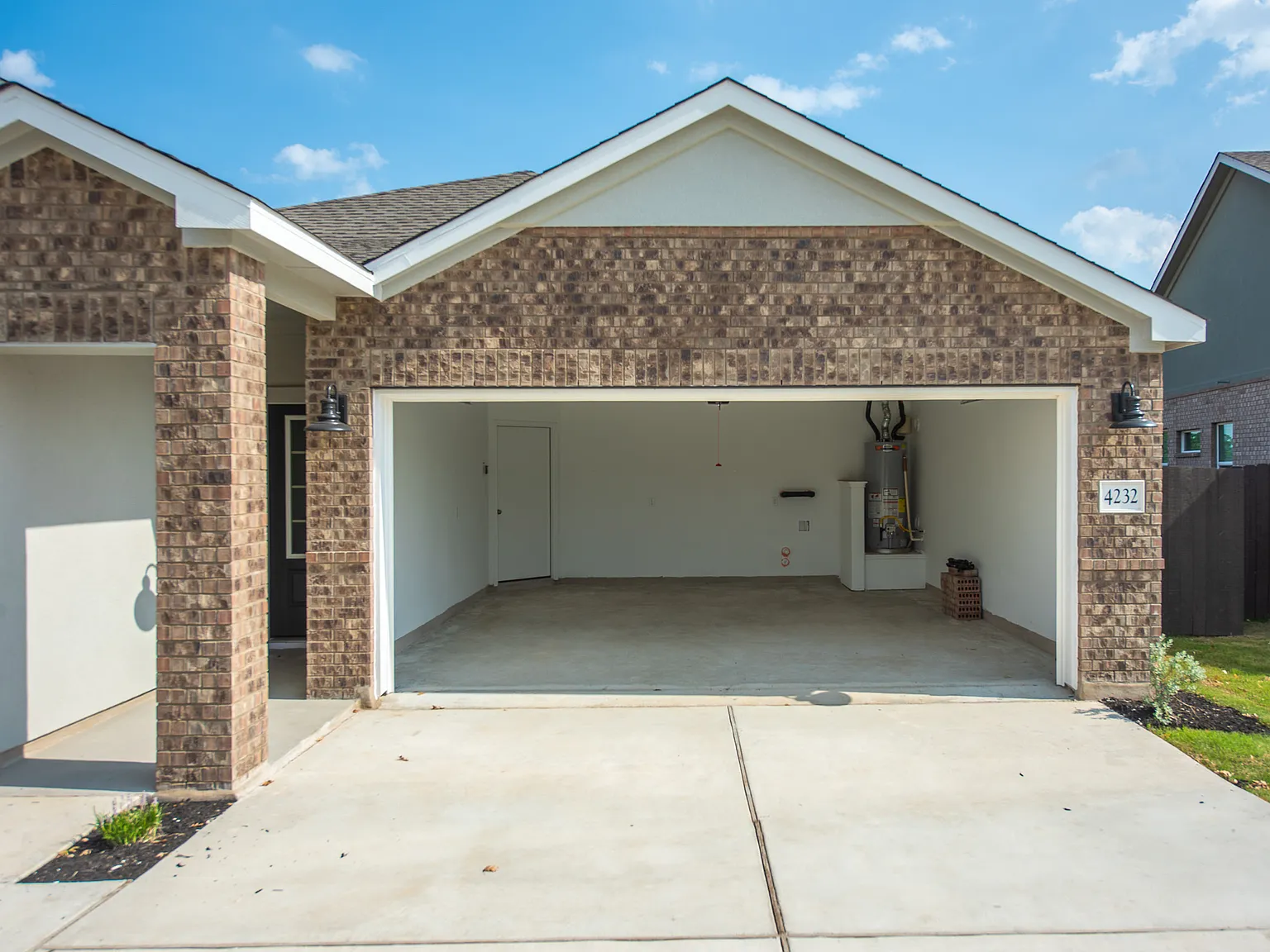 4 bed, 2022 sqft, $2,350 — Photo 3