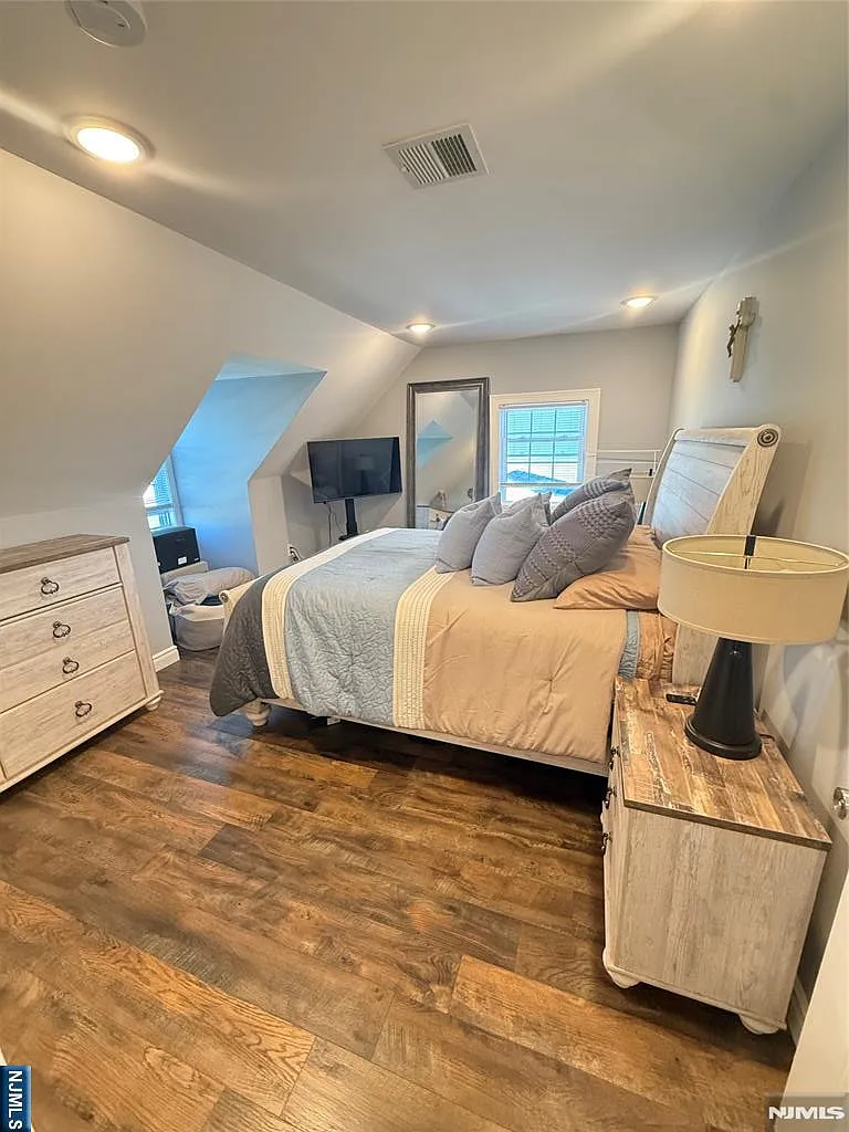 2 bed, 1.0 bath, $2,800 — Photo 4