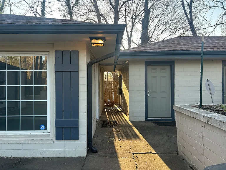 1251 E 31st Ct — Photo 6