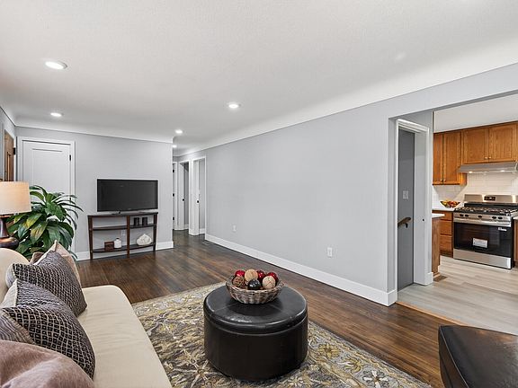 3rd image of 31 Demont Ave E