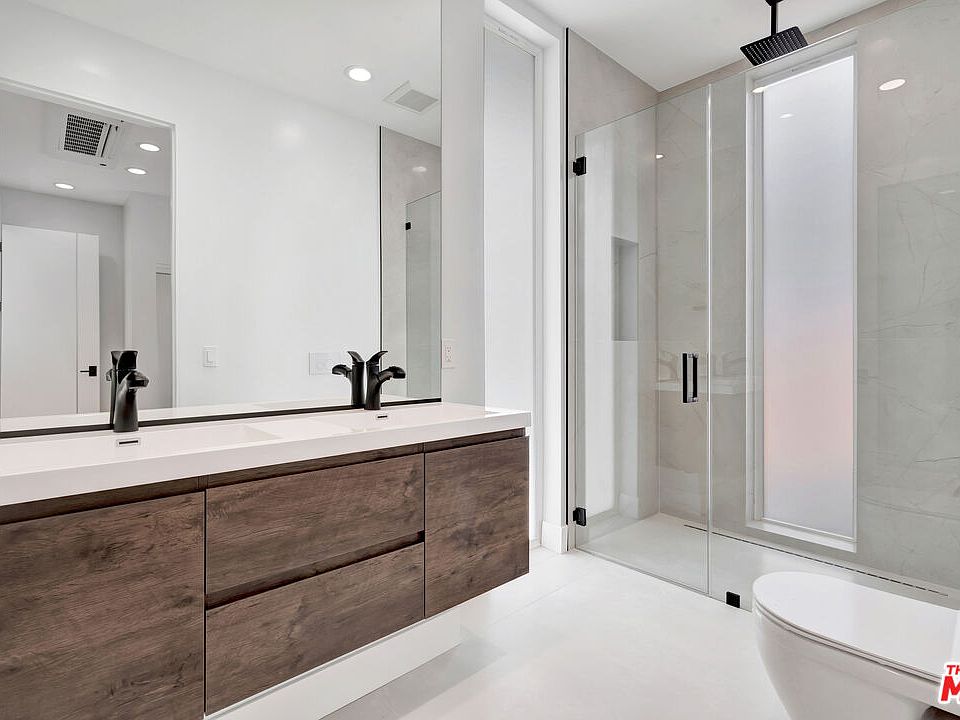 1st image of 11611 Burbank Blvd #1161111615-1/2