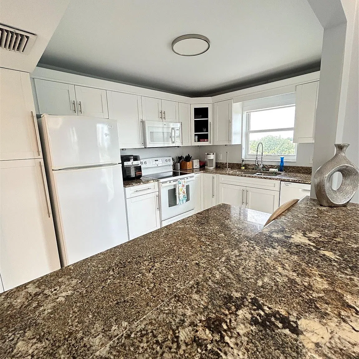 2 bed, 2.0 bath, 1400 sqft, $2,800 — Photo 4
