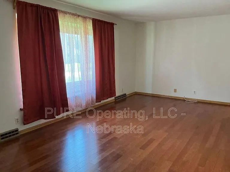 7602 Parker St — Photo 6