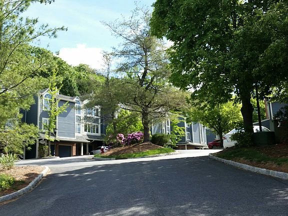 5th image of 117 Surrey Ct