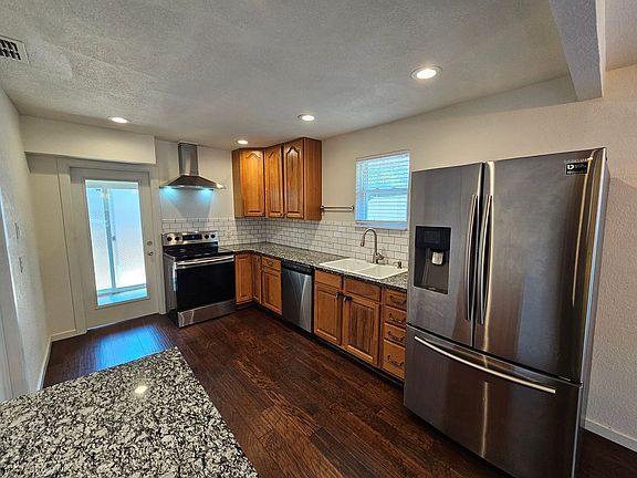 4th image of 2830 Gladstone Dr