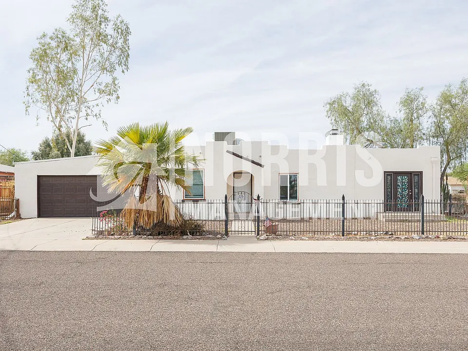 225 E Aguilar St S