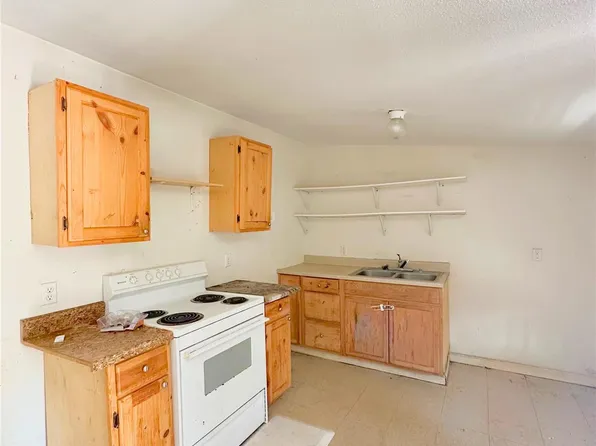 820 Chihuahua St, Lockhart, TX 78644