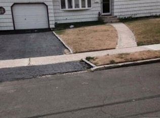 209 Farhan Ln, North Babylon, NY 11703