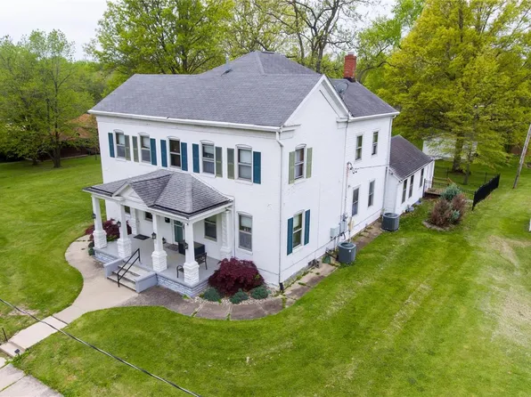 221 N Franklin St, Staunton, IL 62088