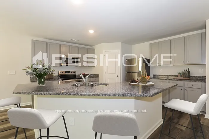 21 Remington Ln — Photo 2