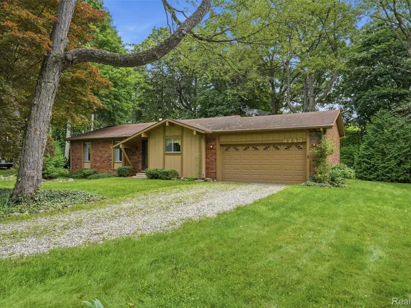 2742 Parkway Pl, Hartland, MI 48353