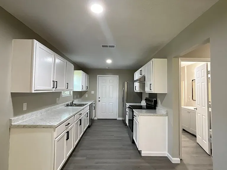 149 Lakeshore Dr — Photo 3