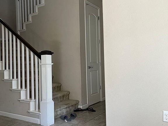 2nd image of 523 Aspen Pl #1