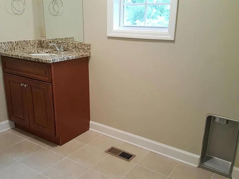 1102 Fowler St — Photo 8