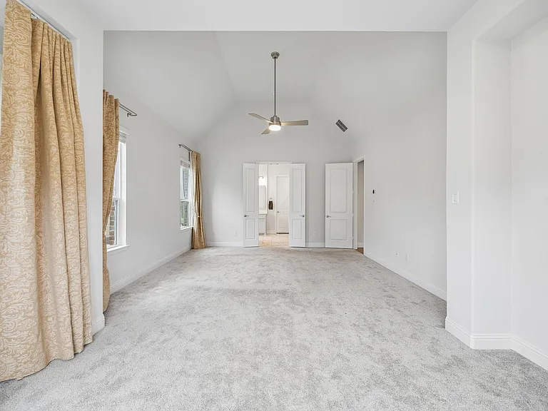 439 Montrose Dr — Photo 13