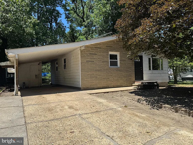 601 E Lakeshore Dr — Photo 3