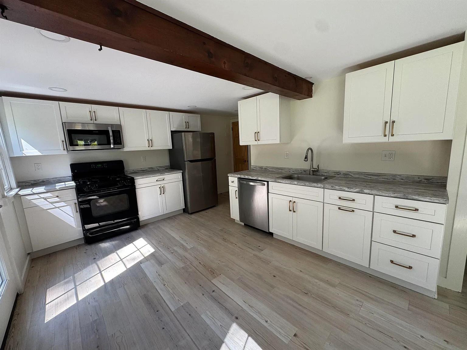 1 bed, 700 sqft, $1,300 — Photo 2