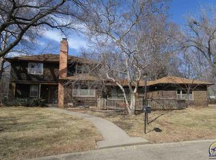 1913 SW Warner Ct, Topeka, KS 66604