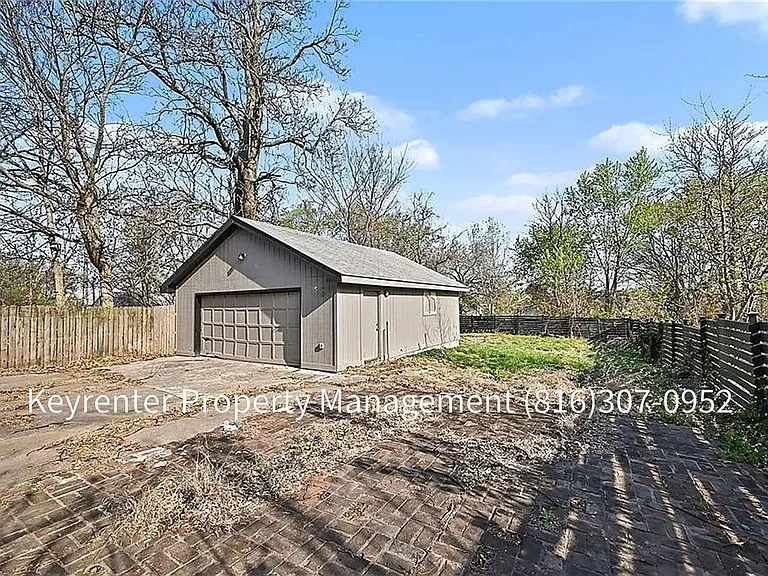 410 E Kansas Ave — Photo 17