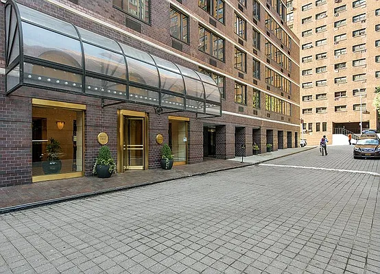 Sold by Warburg | media 8