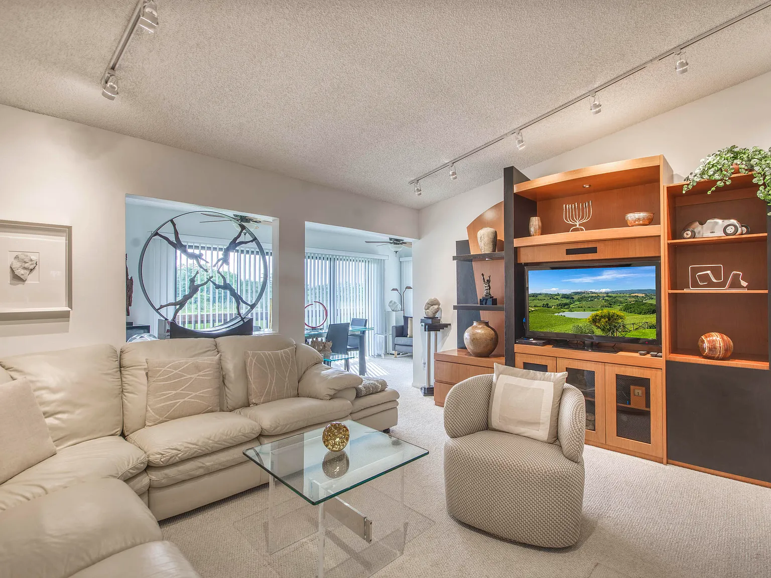2 bed, 2.0 bath, 1035 sqft, $5,500 — Photo 2