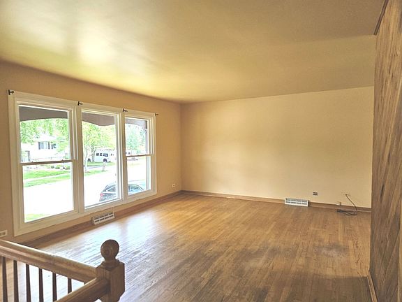 3rd image of 539 Hampshire Ln