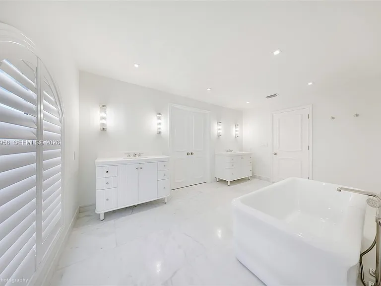 55 La Gorce Cir — Photo 31