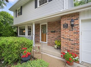 1424 Empire Ct, Waukesha, WI 53186