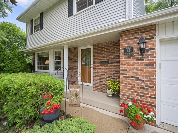 1424 Empire COURT, Waukesha, WI 53186