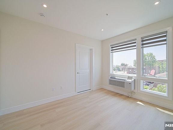 4th image of 401 E Central Blvd #4C