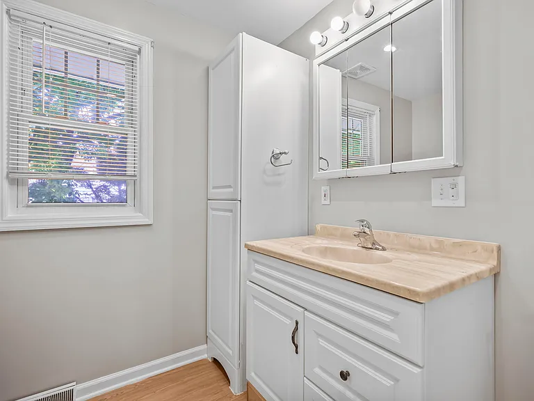 4 Thurston Ave — Photo 16