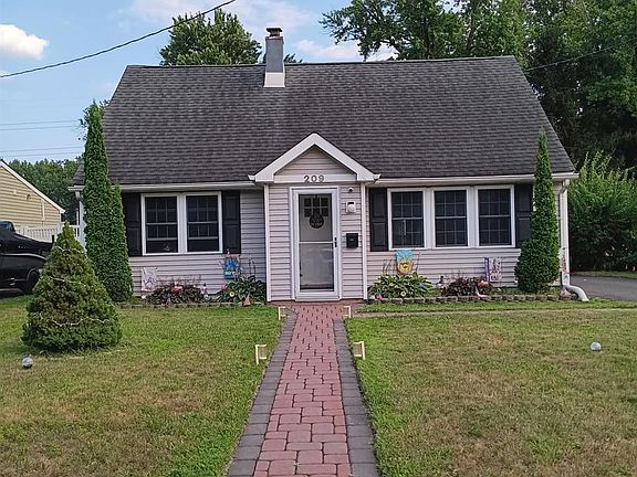 3rd image of 209 Eaton Ave