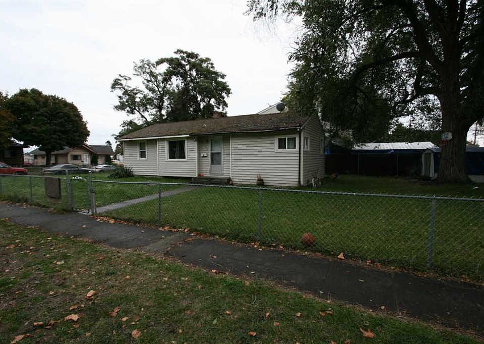 1st image of 2326 E Bridgeport Ave