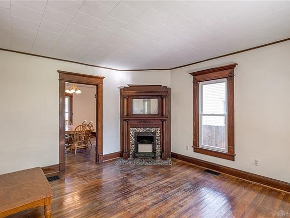 4th image of 596 N Galloway St