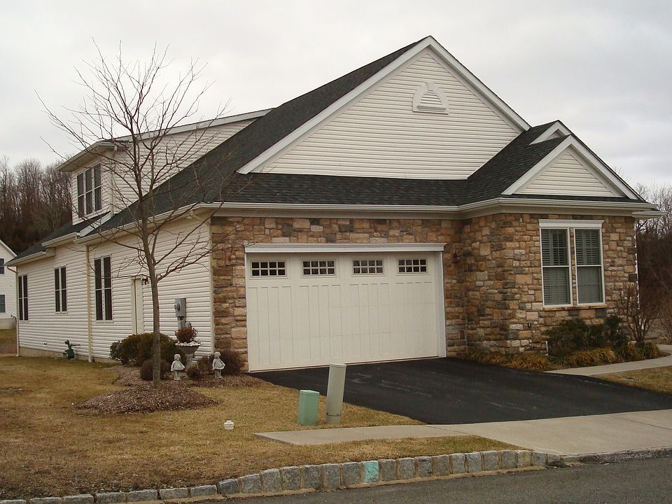 1st image of 44 Bluffs Ct #44