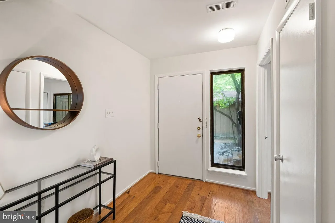 3 bed, 2.5 bath, 1729 sqft, $3,700 — Photo 4