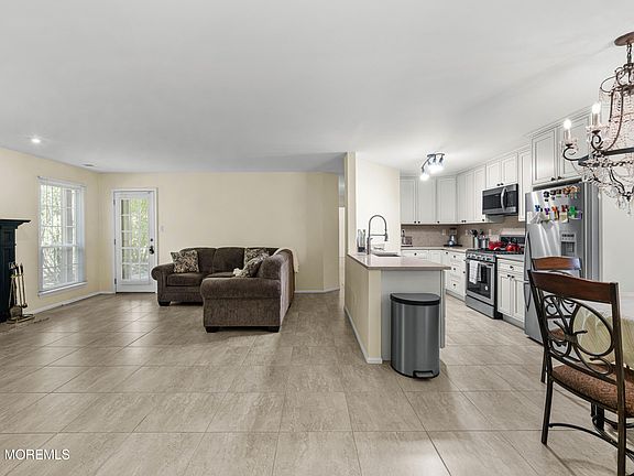 3rd image of 471 Hawthorne Place