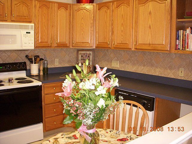Eat-in kitchen w/oak cabinets and ceramic tile backsplash...beautiful.