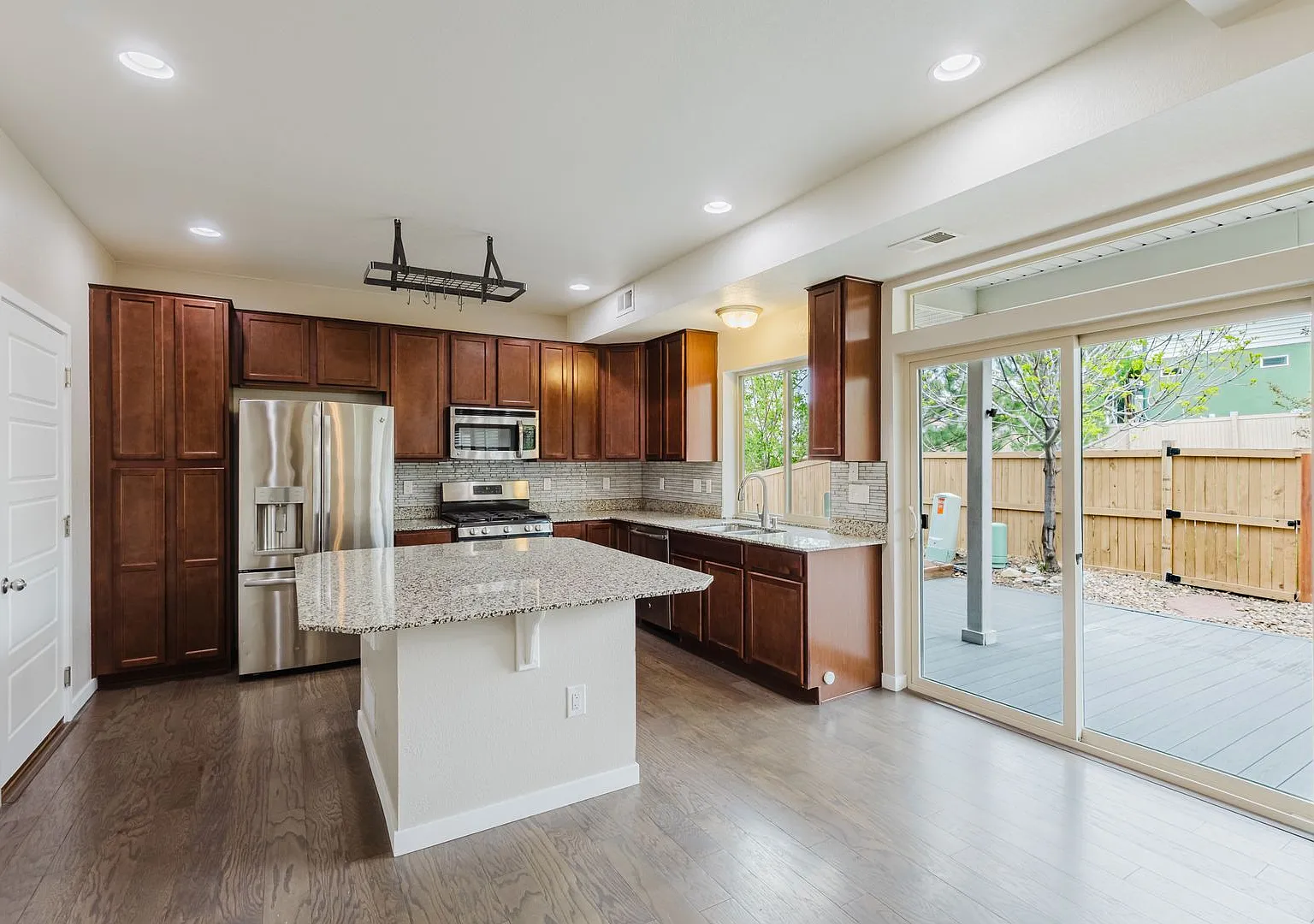 Immaculate 5bedroom like new in The Meadows! — Photo 4