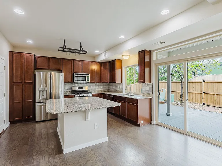 2656 Champagne Ave — Photo 4
