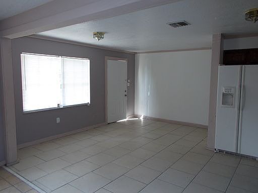4th image of 2855 Magnolia Ave