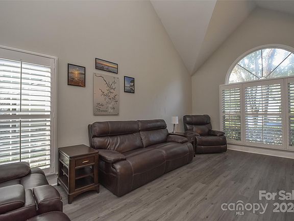 5th image of 135 S Haven Dr