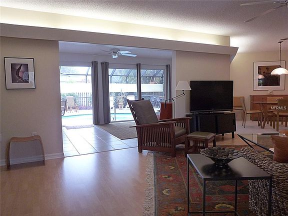 4th image of 325 Aurora St E
